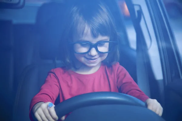 Rijschool. Schattig klein meisje leert autorijden. Humorvol — Stockfoto