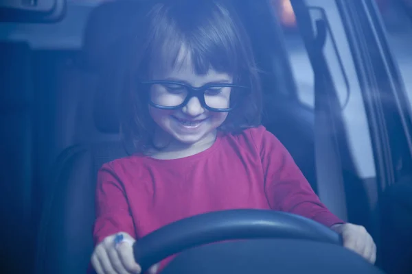 Rijschool. Schattig klein kind meisje leert rijden. — Stockfoto