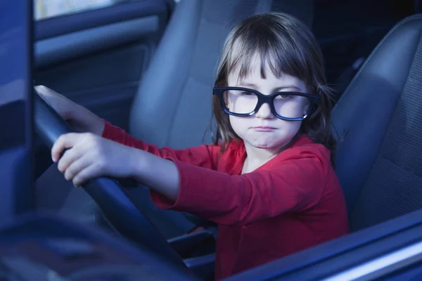 Amenazas y riesgos de conducción por debajo de la edad. Foto horrible de disgusto —  Fotos de Stock