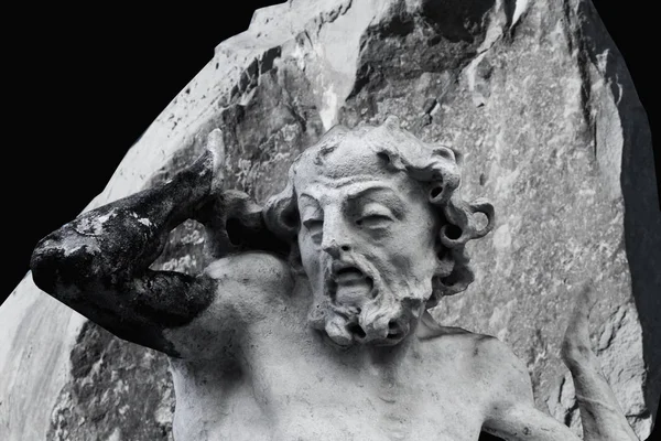 Forntida staty av Sisyfos med sten. Gud Zeus straffade Sisyphu — Stockfoto