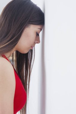 Depresyon kavramı. Yalnız üzgün kadın duvara yaslanıyor.. 