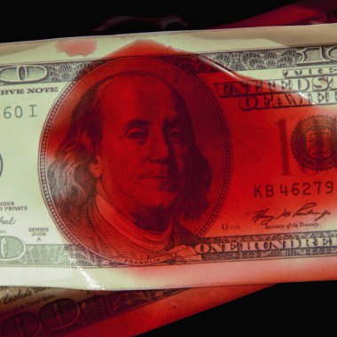 Para için cinayet. ABD Doları banknotlarını kanla kapat