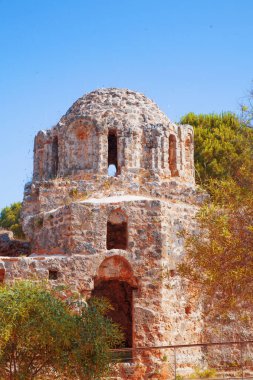 Tapınağın kalıntıları. Alanya kalesinin panoramik manzarası.
