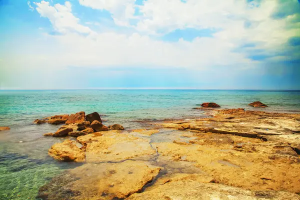 Fantastischer Blick auf den azurblauen Hintergrund des Meeres — Stockfoto