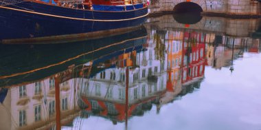 Nyhavn rıhtımındaki suda yansıma ve renkli binalar. 