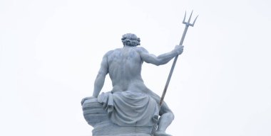 Deniz ve okyanus tanrısı Neptün 'ün (P) antik heykelinin dikiz görüntüsü