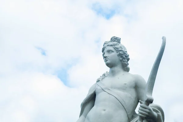 La antigua estatua de dios de luz, música y armonía Apolo. Él — Foto de Stock