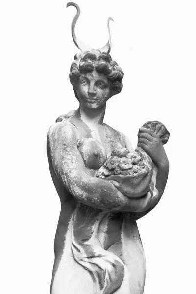 Ancienne statue antique d'une mythique femme cornue — Photo