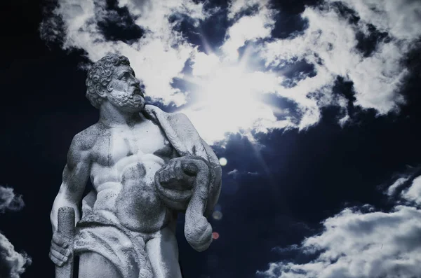 Αρχαίο άγαλμα του Ηρακλή στο φόντο του ουρανού. — Φωτογραφία Αρχείου