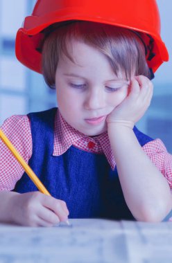 Tasarım ve eksiler bürosunda çalışan kadın mühendisin portresi