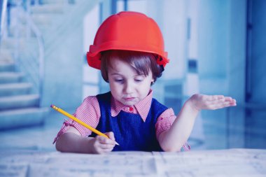 Genç bayan mühendis Drawi 'nin komik yüz ifadesi.