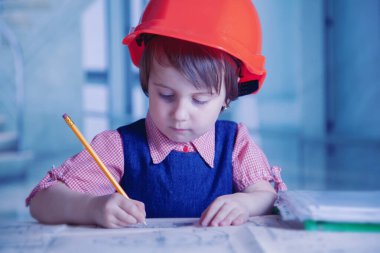 İnşaat miğferi tasarlayan şirin küçük kız mimar. 