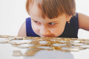En iyi motivasyon paradır. Coints 'li mutlu iş çocuğu. Humo