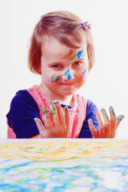 Renkli boyalarla boyanmış eller ve yüz. Çocuk meykap 'ı. Merhaba.