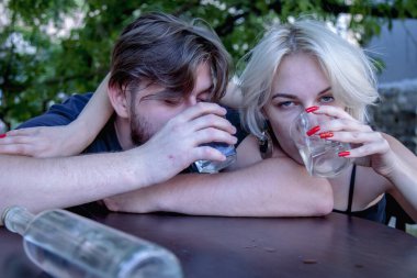 Gençlerde alkolizm. Acı, acıma, umutsuzluk, sosyal destek