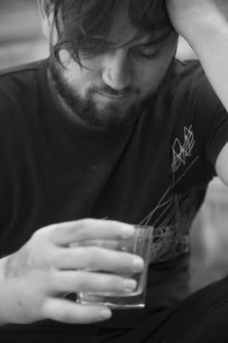 Depresyon, bağımlılık ve umutsuz konsept. Sarhoş ve yalnız adam