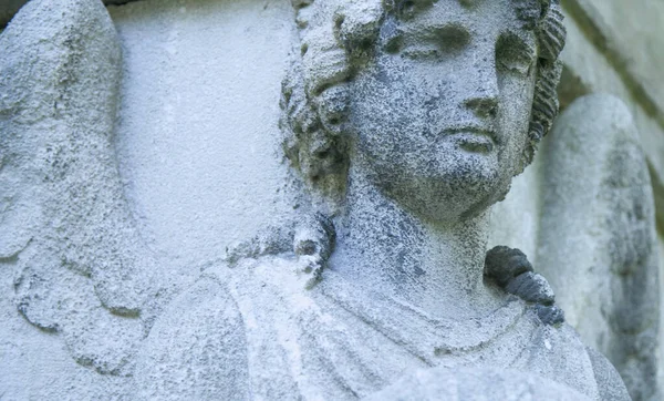 Concepto de dolor y tristeza. Fragmento de estatua antigua de ángel triste —  Fotos de Stock