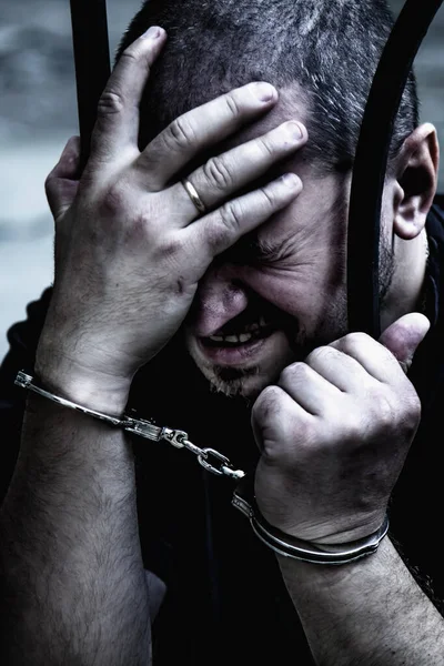 Molesto hombre esposado encarcelado por delito, castigado por grave — Foto de Stock