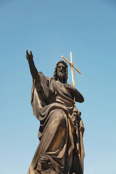 Antiguas estatuas barrocas de San Juan, el Bautista en el Carlos b —  Fotos de Stock