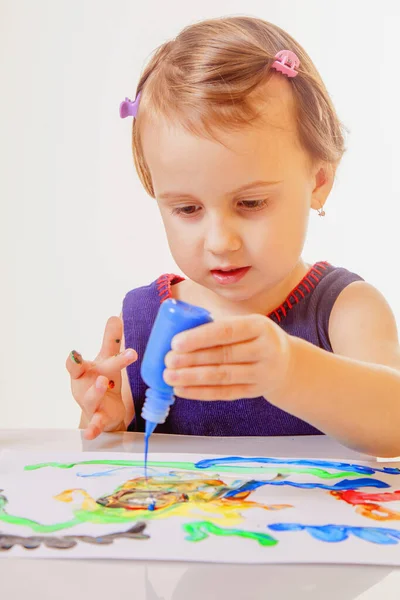 Joyeux mignon enfant fille peinture. Créativité, éducation, enfant de — Photo