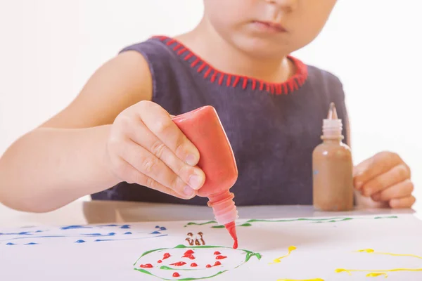 Bambina che impara a dipingere (sviluppo del bambino nell'arte ) — Foto Stock