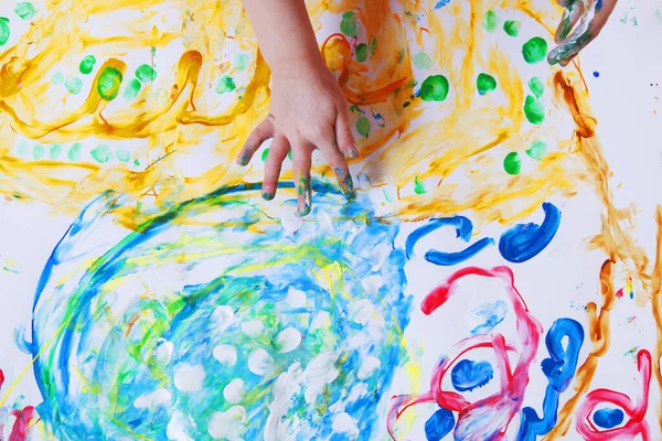 Niña pintando con manos y dedos coloridos. Feliz niño. — Foto de Stock