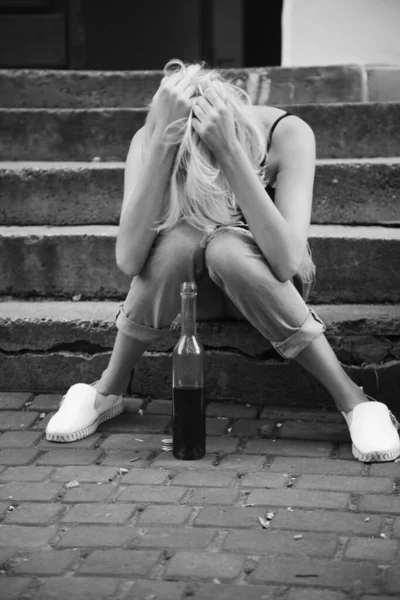 Concepto de adicción a Alco. Deprimida y desesperanzada joven sitti — Foto de Stock