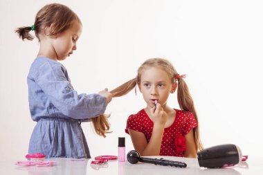 Kuaförde kuaförlük. Atölye şefinin esprili fotoğrafı.