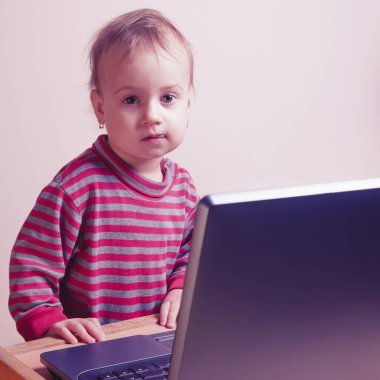 Lapt ile çalışan küçük kız programcının komik portresi.