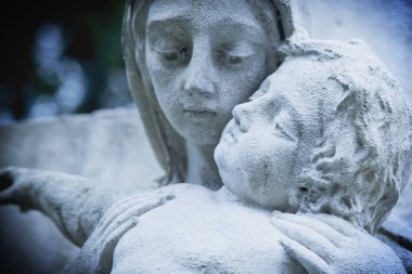 Antik taş heykel Bakire Meryem bebek İsa 'yı kucağında tutuyor