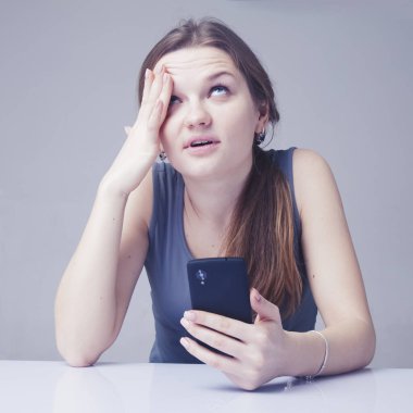 Güzel genç bayan telefonda çok kötü haberler alıyor ve...