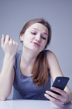 Sosyal medyada zaman harcamak. Genç ve güzel bir kadının portresi 