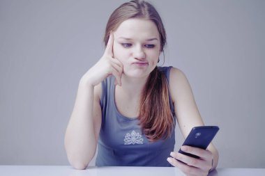 Dijital bağımlılık krizi. Genç ve güzel bir kadının portresi