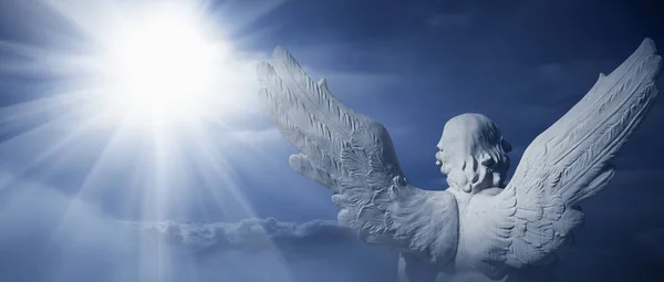 Işıktaki bir meleğin dramatik görüntüsü. Antika heykel.