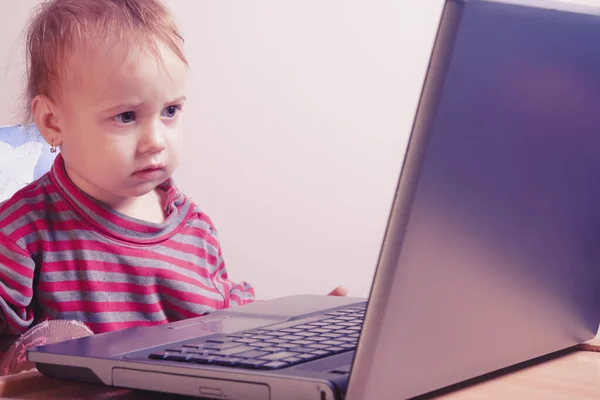 Retrato humorístico de uma criança engraçada programadora trabalhando — Fotografia de Stock