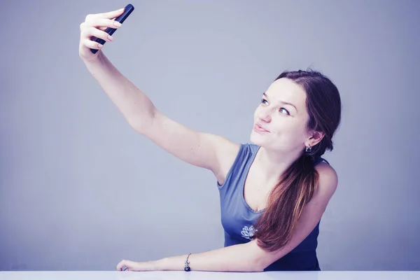 Retrato de una joven encantadora bastante feliz haciendo sSelfie mania —  Fotos de Stock