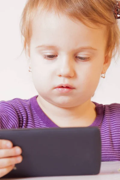 Adicción a las redes sociales. Niña sosteniendo el teléfono inteligente (p —  Fotos de Stock