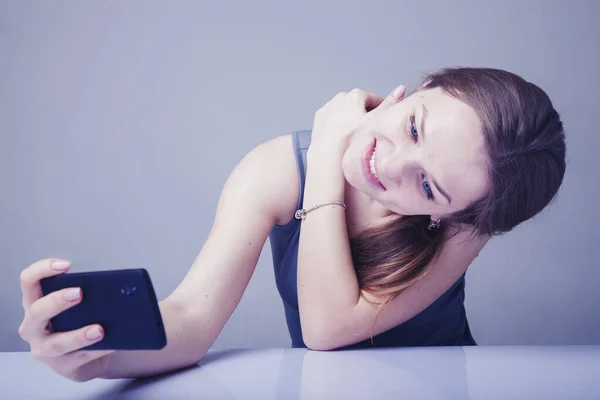 La tecnología nos roba el tiempo. Retrato de hermosa encantadora —  Fotos de Stock