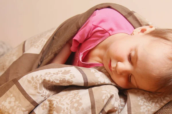 Kind meisje ontspannen in bed. Slaap tijd. — Stockfoto