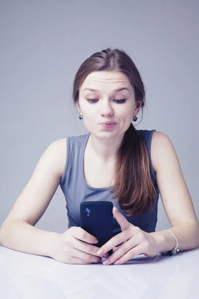 La tecnología y las redes sociales te están robando tu tiempo. Retrato de s —  Fotos de Stock