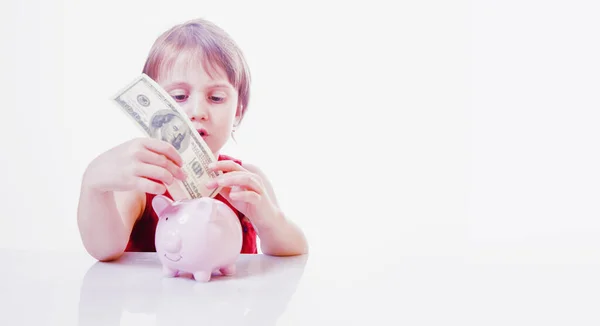 Sacando dinero en el banco. Lindo pequeño negocio niña insertar —  Fotos de Stock