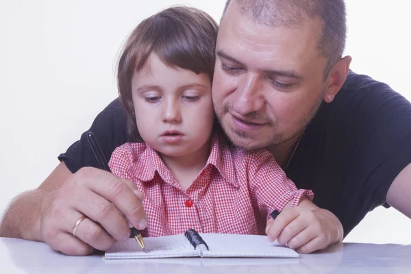 Father - daughter relationships: Father teaching his daughter to — Stock Photo, Image