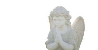 Küçük meleğin antik heykeli beyaz arka plana karşı çocuklar için gardiyanların sembolü. 