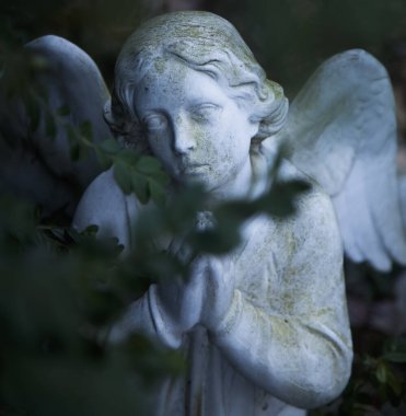 Üzgün melek. Antik heykel. Din, inanç, ölüm, diriliş, sonsuzluk kavramı.