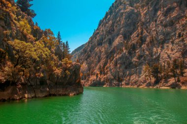 Akdeniz manzarası ve güneş ışınlarında taş kayalar var. En popüler turistik mekanın manzarası. 