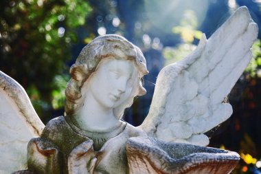 - Ölüm. Mutsuz meleği acı, korku ve hayatın sonu olarak tozlu vazoyla kapat. Antik heykel.