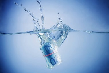 Küresel ekonomik kriz ve durgunluğun bir simgesi olarak suya batan avro banknotları