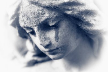Ölüm kavramı. İnsan hayatının sonunun sembolü olarak gözyaşları içinde ağlayan meleğin antik taş heykelini kapatın. Siyah ve beyaz resim.