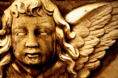 Kör ölüm meleğinin antik taş heykeli. Acı ve keder kavramı.