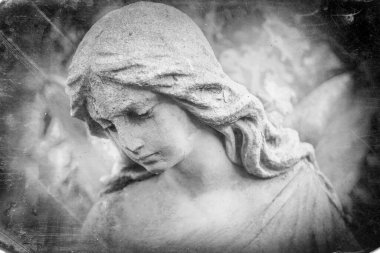 Güneş ışığındaki meleğin siyah ve beyaz görüntüsü.)